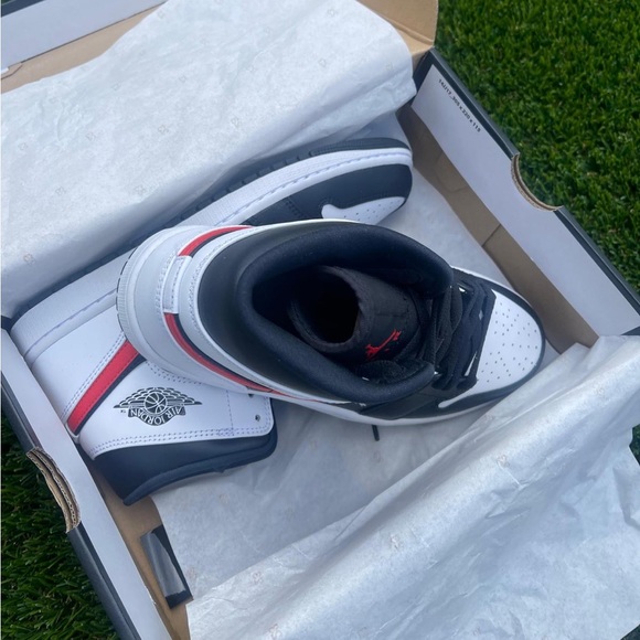 Air Jordan 1 Mid GS ‘Chile Red’ 2021 - Picture 5 of 5